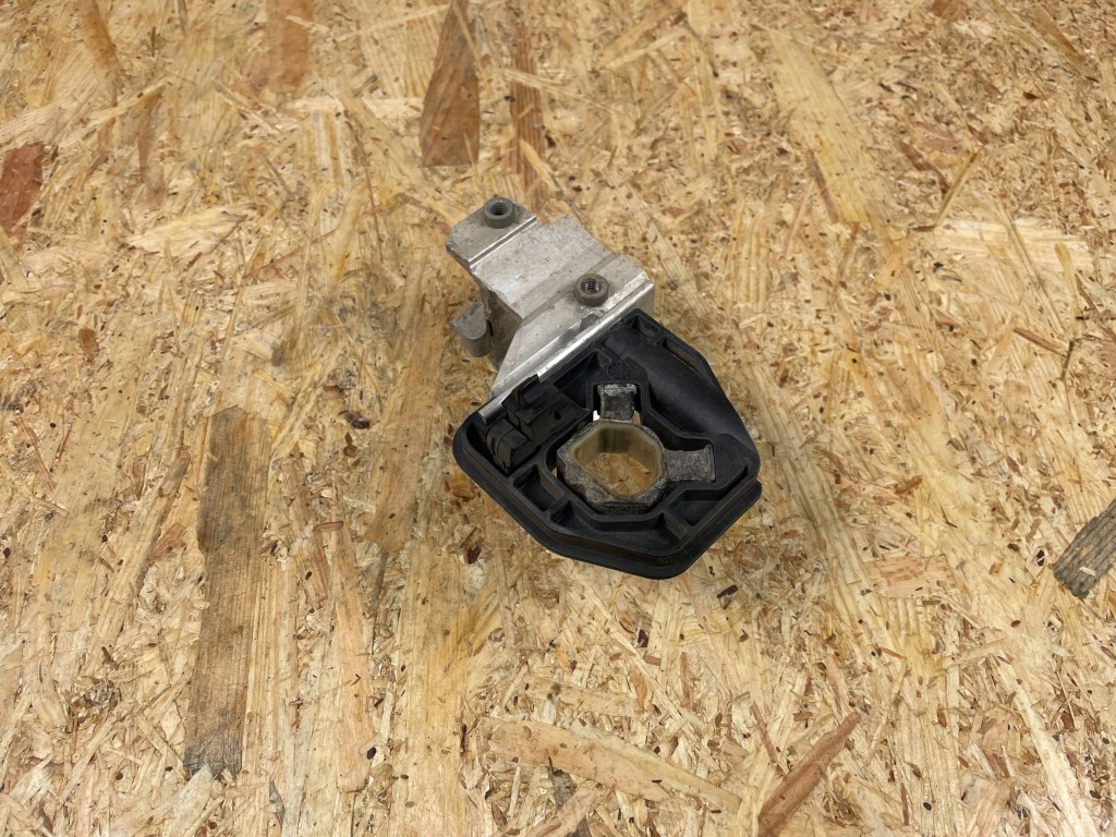 Адаптер кронштейн кронштейн радиатора правое bmw f22 f23 f32 f34 f36 8620733 Киев