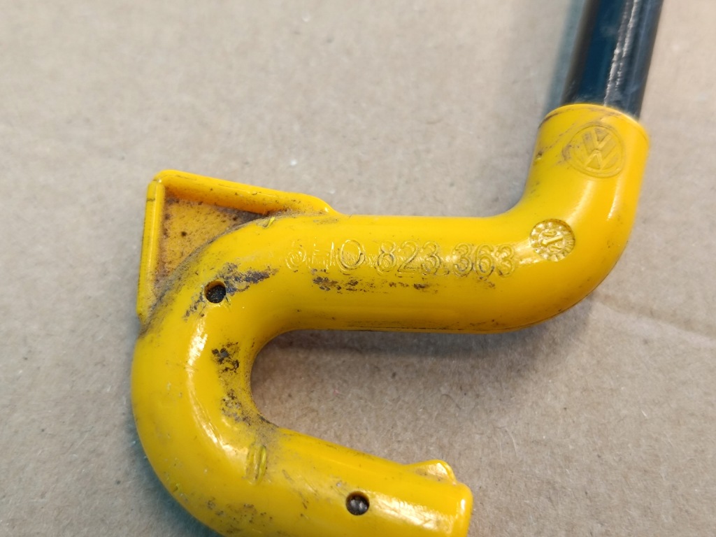 фото №9, Vw golf 8 variant lift 1.5 tsi 110kw 2024 r проволока опора капот 5h0823363