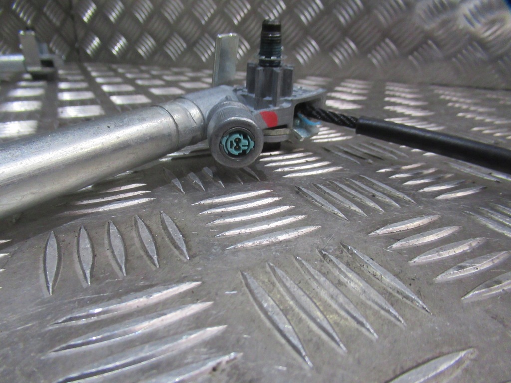 фото №1, Maserati levante натягувач поперечина 06700395800