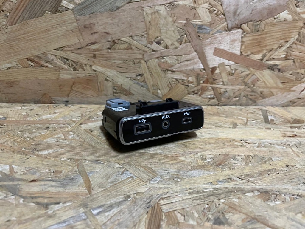 фото №1, Alfa romeo stelvio port usb aux usb typ c 01561523850 idealne