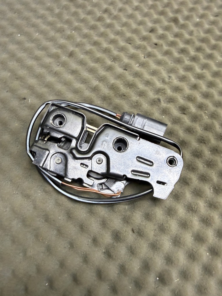 фото №1, 8p0823509h засувка замок капот audi