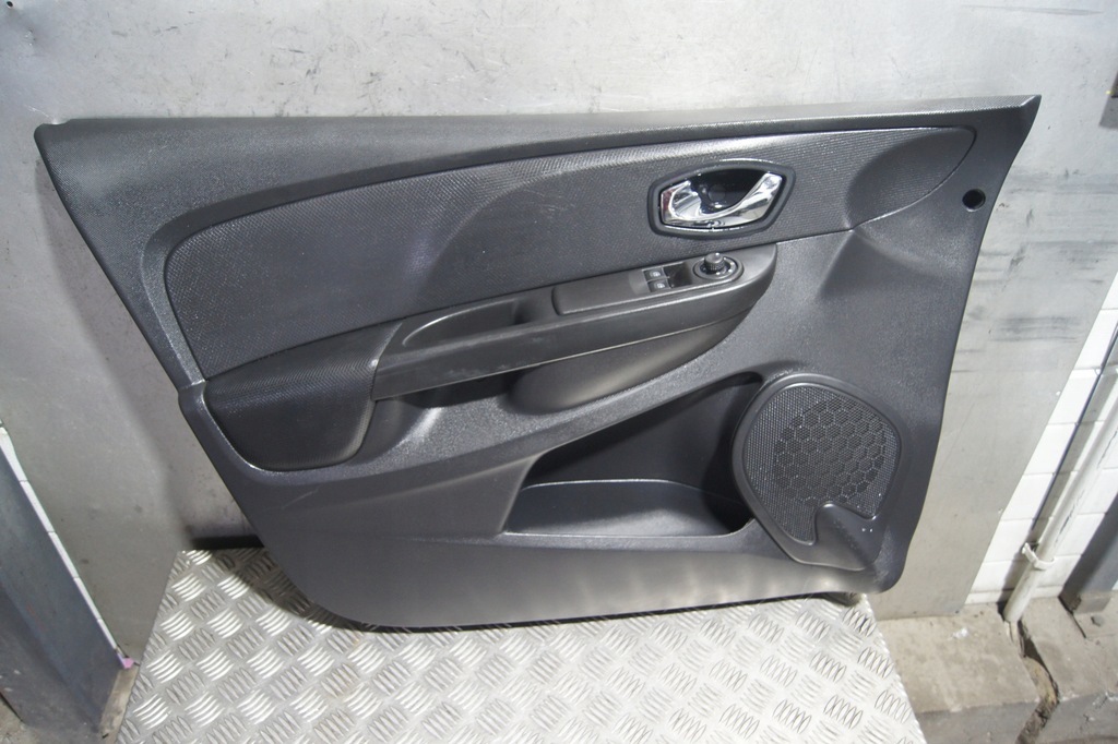 фото №1, Обшивка дверь левый перед clio iv 8090184552r