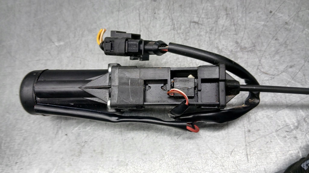 фото №6, Засувка доводчик кришки audi a8 d3 02-09r 3.0 tdi 233km