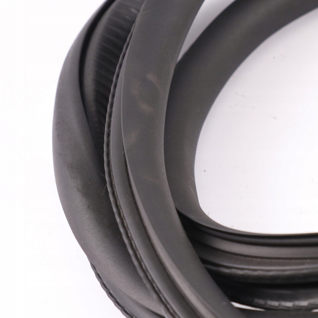 фото №10, Mercedes c118 прокладка дверь задних правая резиновый элемент дверь a1186920800