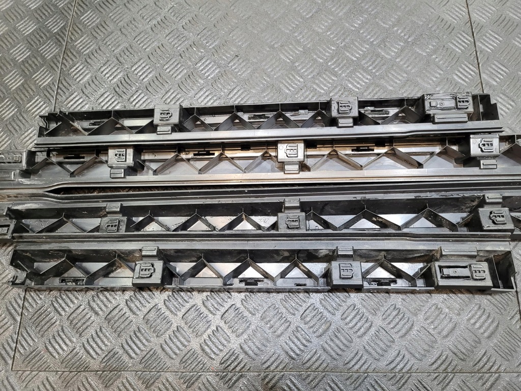 фото №5, Кронштейн порог накладки порога правое 31386132 volvo s90 ii v90