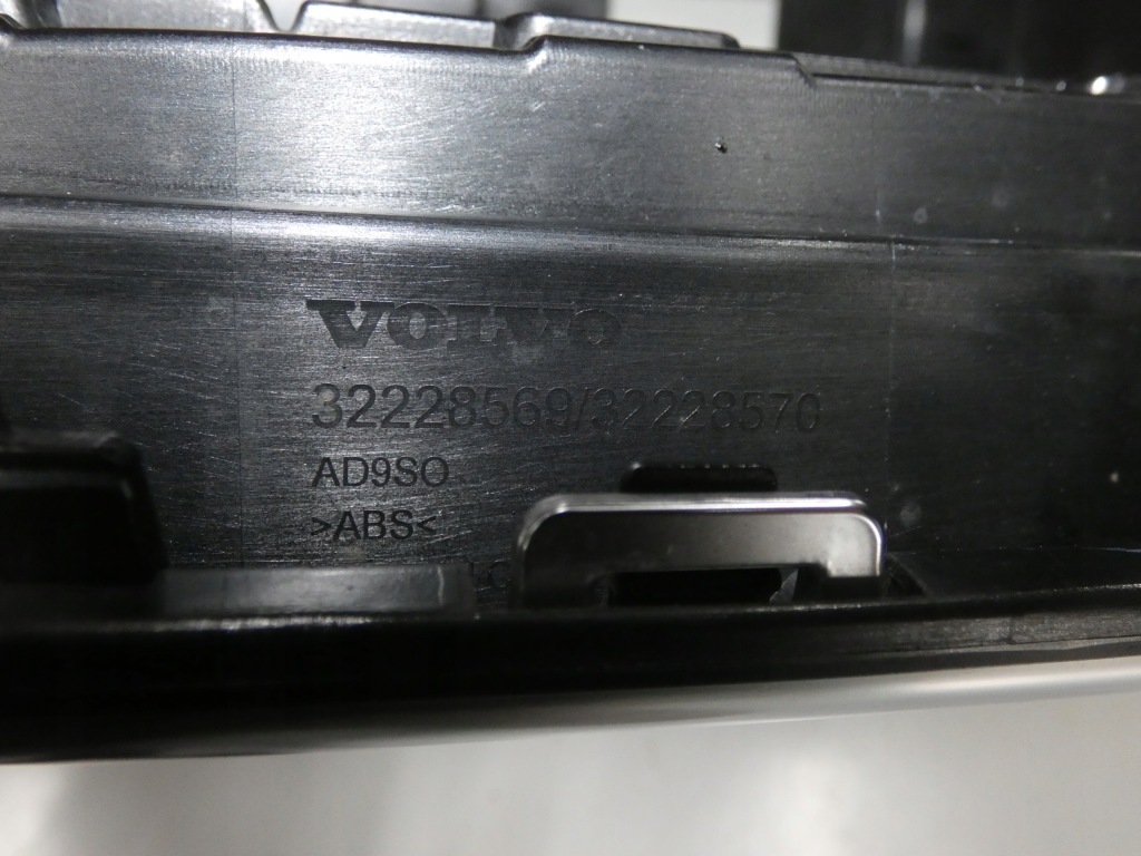 фото №9, Решітка радіатора, решітка радіатора volvo ii xc-60 r-design