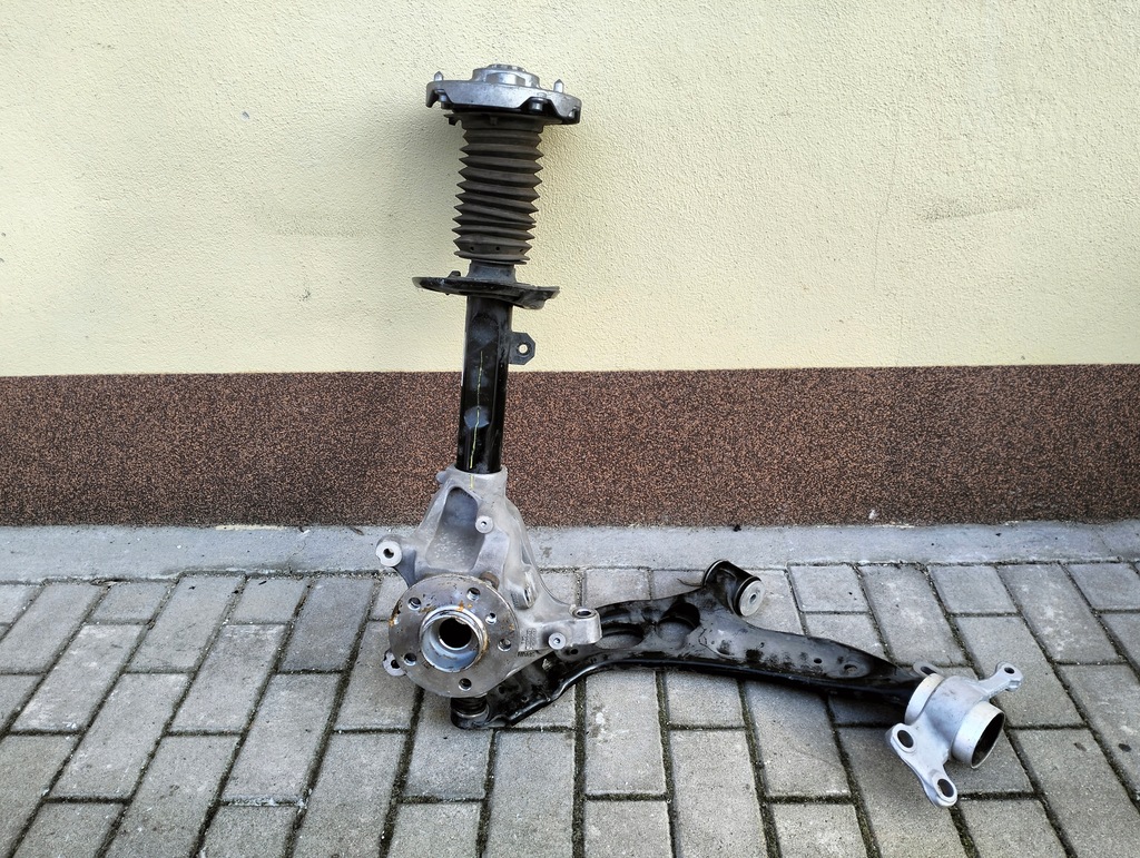 фото №1, Поворотный кулак амортизатор левая bmw 1 f40