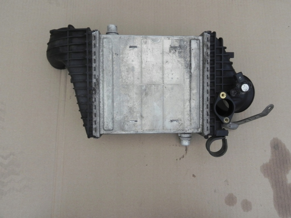 Купити Mercedes amg 2.0t радіатор інтеркулер повітря