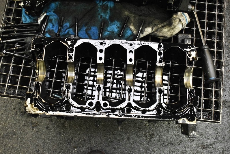 фото №12, Блок dół двигателя wał 30777889 volvo v70 2 ii 2.4 d5 185 km lift 04-08