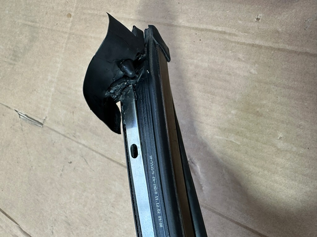 Уплотнитель  крыша левая, потолка, стекло передок , передняя mercedes sl r230, w230 Недорого