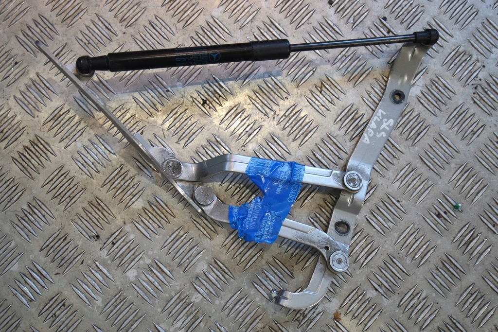 фото №1, Левый петля крышки mercedes w197 sls amg coupe