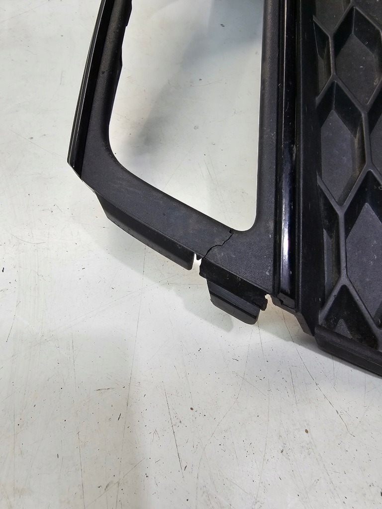 Решётка решётка радиатора бампера правая audi a3 8v 8v3807682g s-line Цена