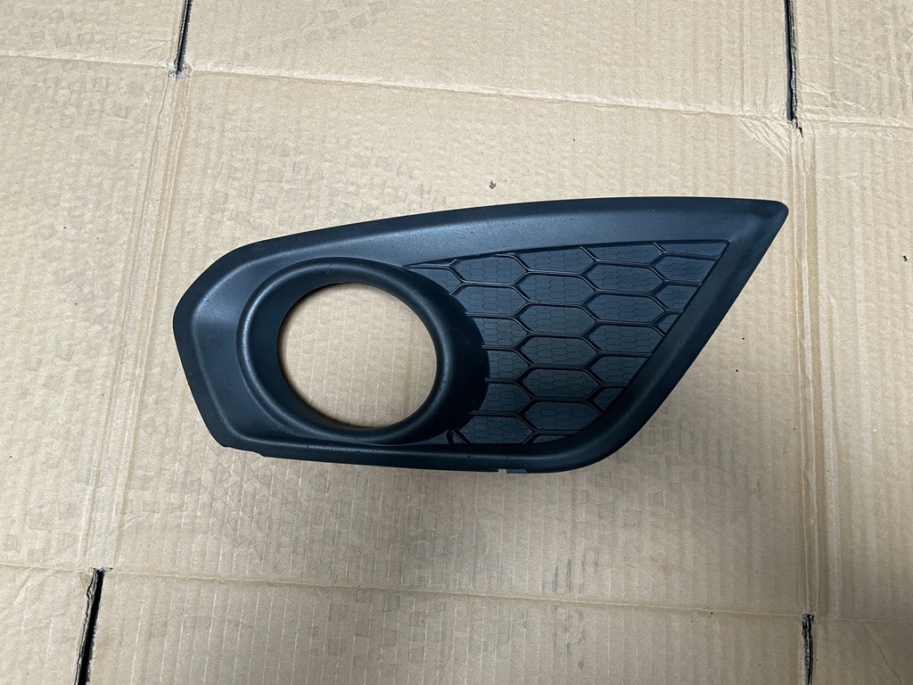 фото №1, Volvo c30 рамка решётка противотуманной фары левая 31298171