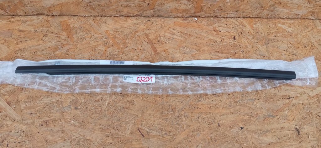 фото №1, Opel corsa f молдинг уплотнитель дверь левый перед