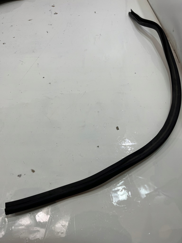 фото №1, Прокладка капот cayenne ii 7p5 7p5823727b