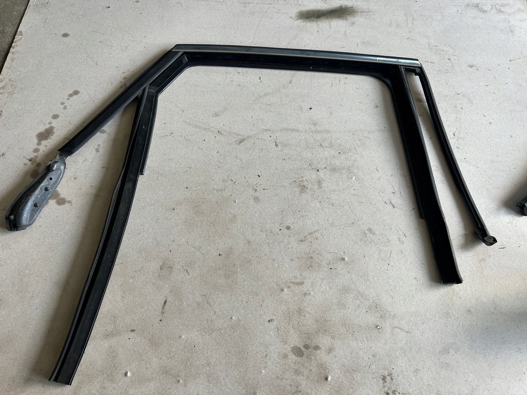 фото №1, Bmw f46 f45 прокладка дверь правая задняя хром