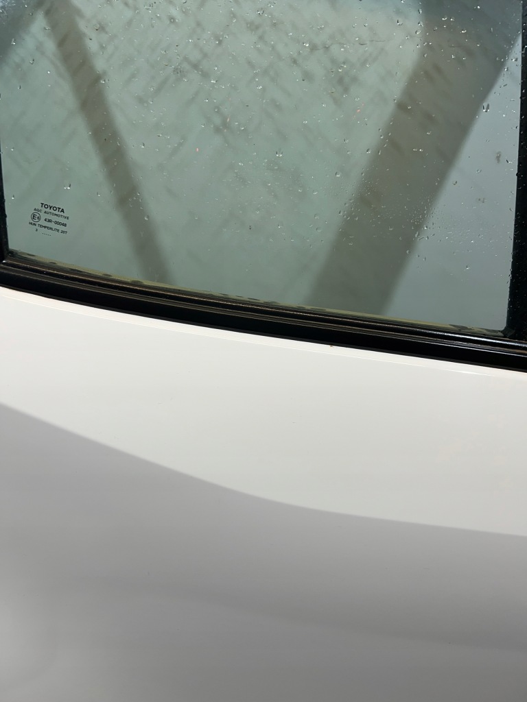 Toyota yaris cross дверь задняя правое  правый  задний в Украине