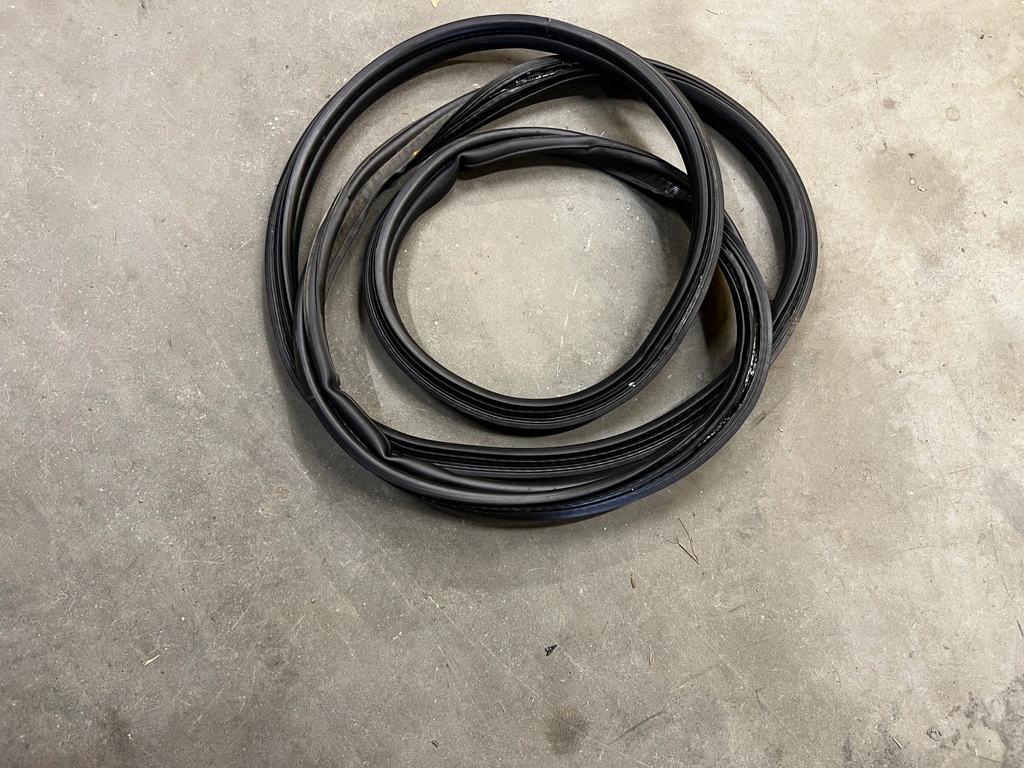 фото №1, Прокладка крышки задняя багажника peugeot 2008 ii