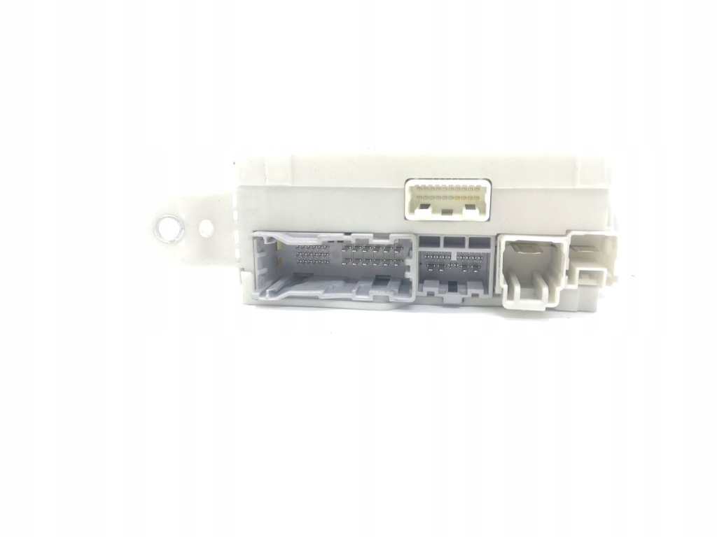 фото №2, 2008 lexus ls 460 - 600h рамка / модуль предохранителей 8273050160b