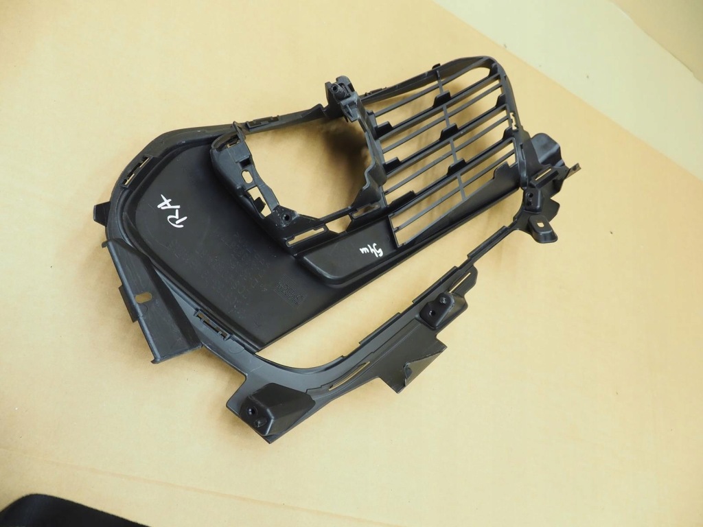 Peugeot 308 2 рестайлинг  gt решётка бампер правая перед в Украине