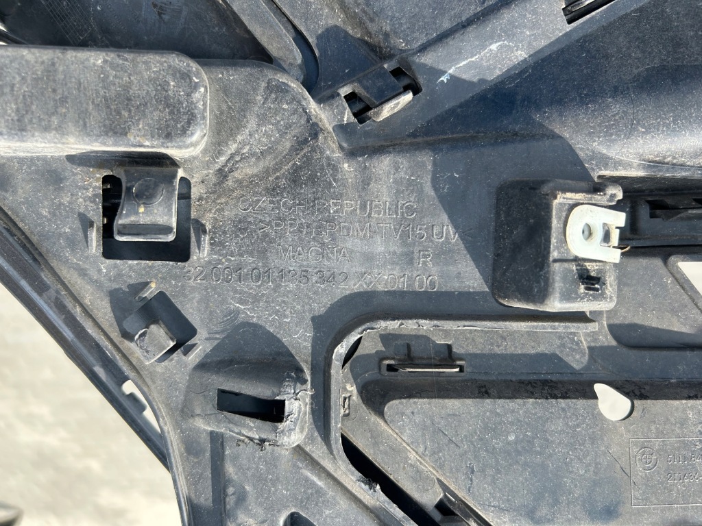 Bmw x1 f48 рестайлинг  решётка каркас правая сторона бампера Недорого