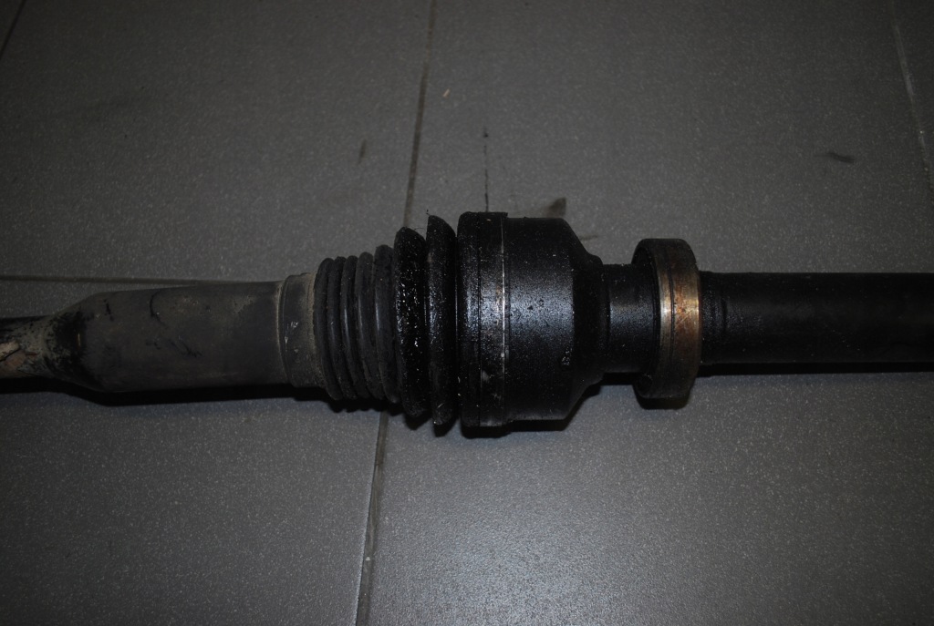 Приводной вал правая  перед volvo xc90 2.4d 185km 30735563 с Разборки