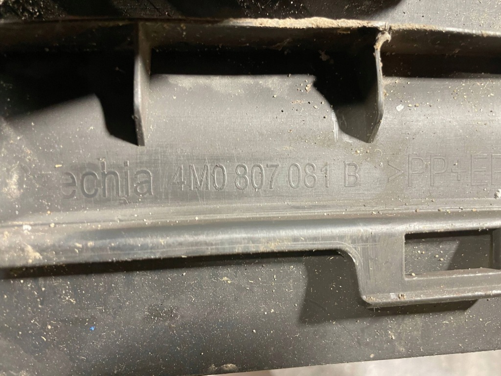 Audi q7 2 4m0 рестайлинг  24- накладка поперечина перед передний Цена