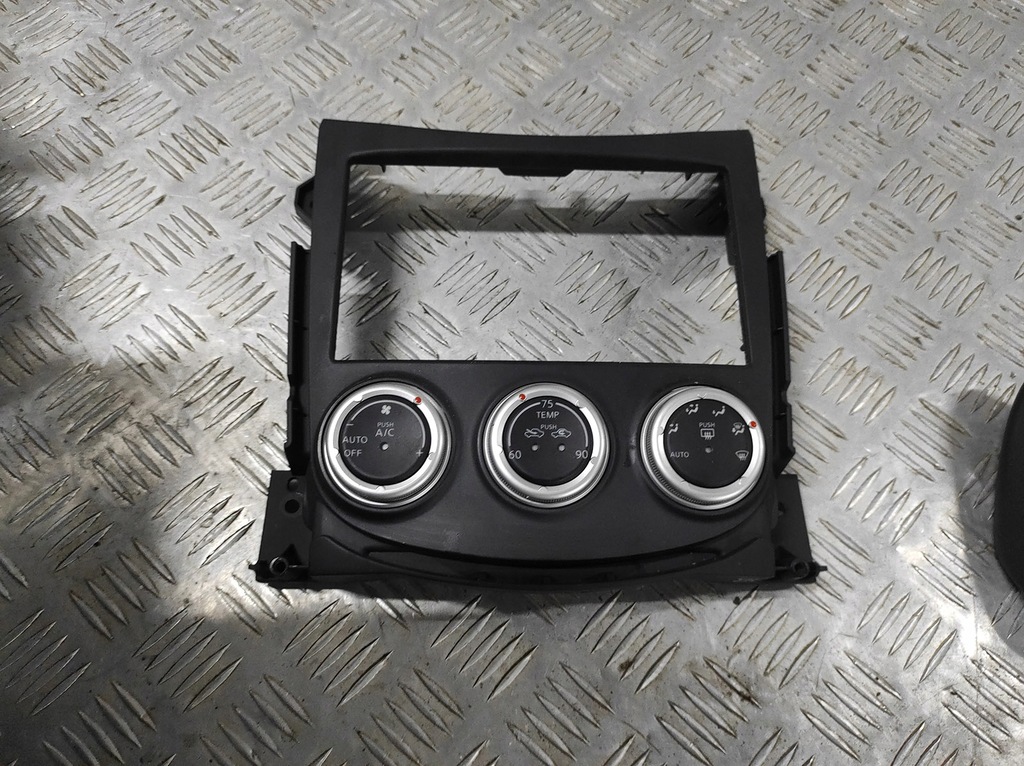 фото №1, Nissan 370z радио панель кондиционер