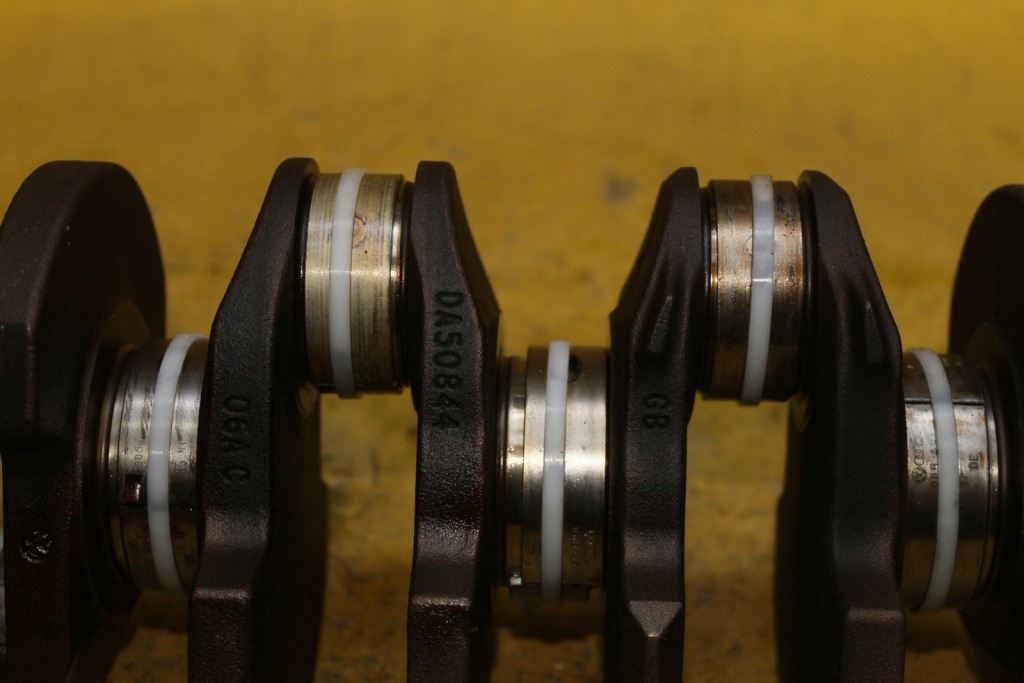 Wał колінчастий a4 b6 b7 1.8 t bfb avj awc 06ac в Україні