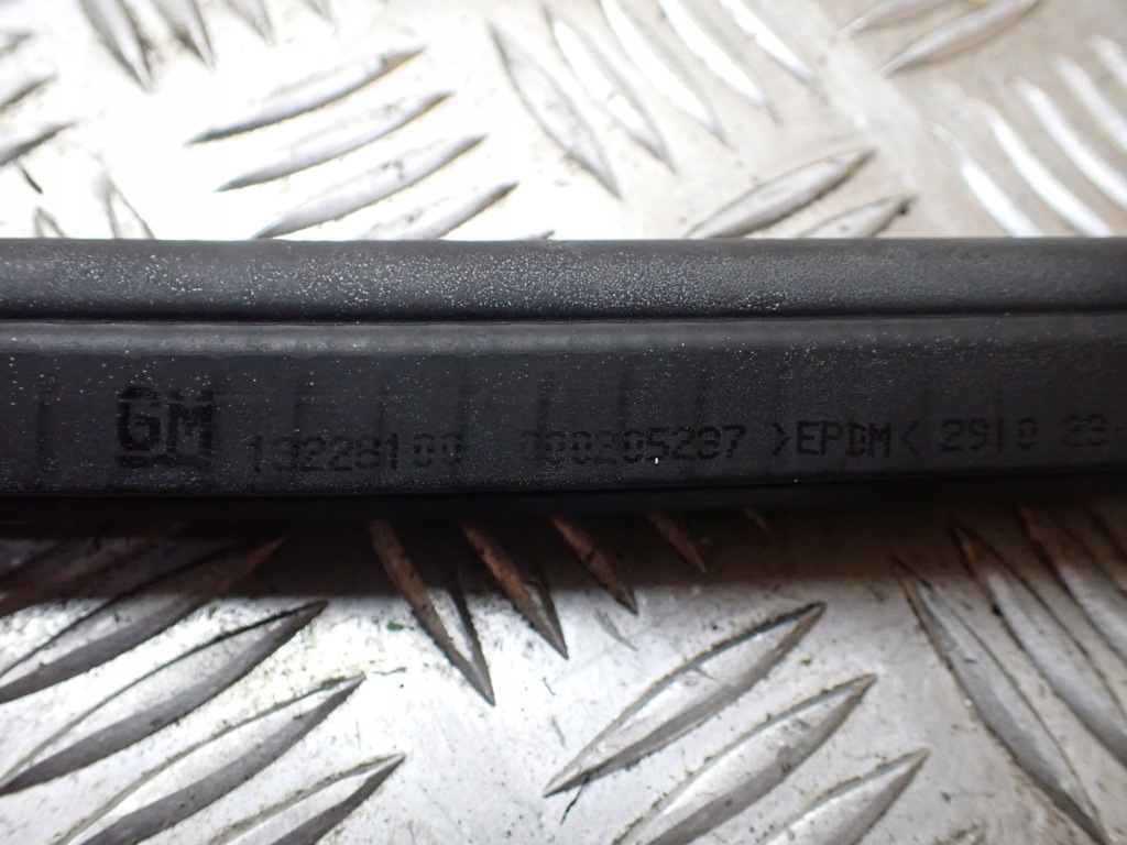 Молдинг уплотнитель перед правый opel insignia a 10r 2.0 универсал 13228100 11133 Недорого