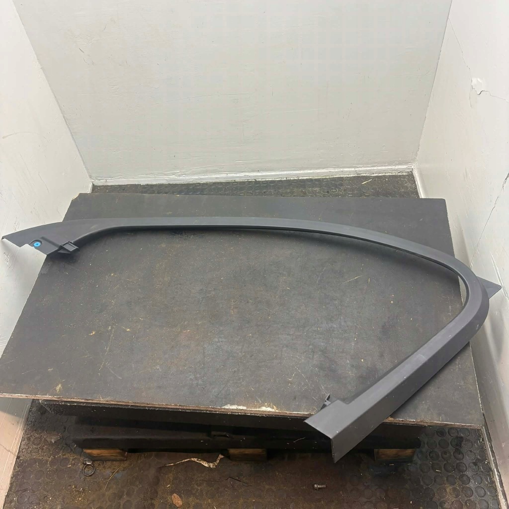 Купити Обшивка двері правий перед volvo xc60 ii 31407560