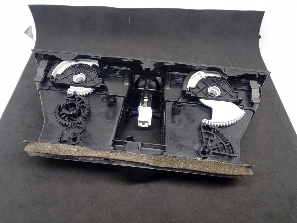 фото №4, Решётка обдув середина vw golf vi 5k0819743e nr937