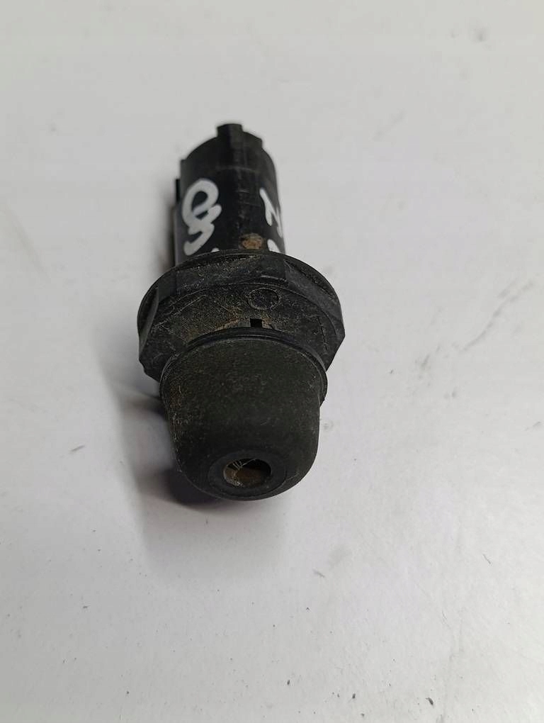 фото №1, Volvo v40 ii r-design 12-19 отбойник ограничитель крышки багажника