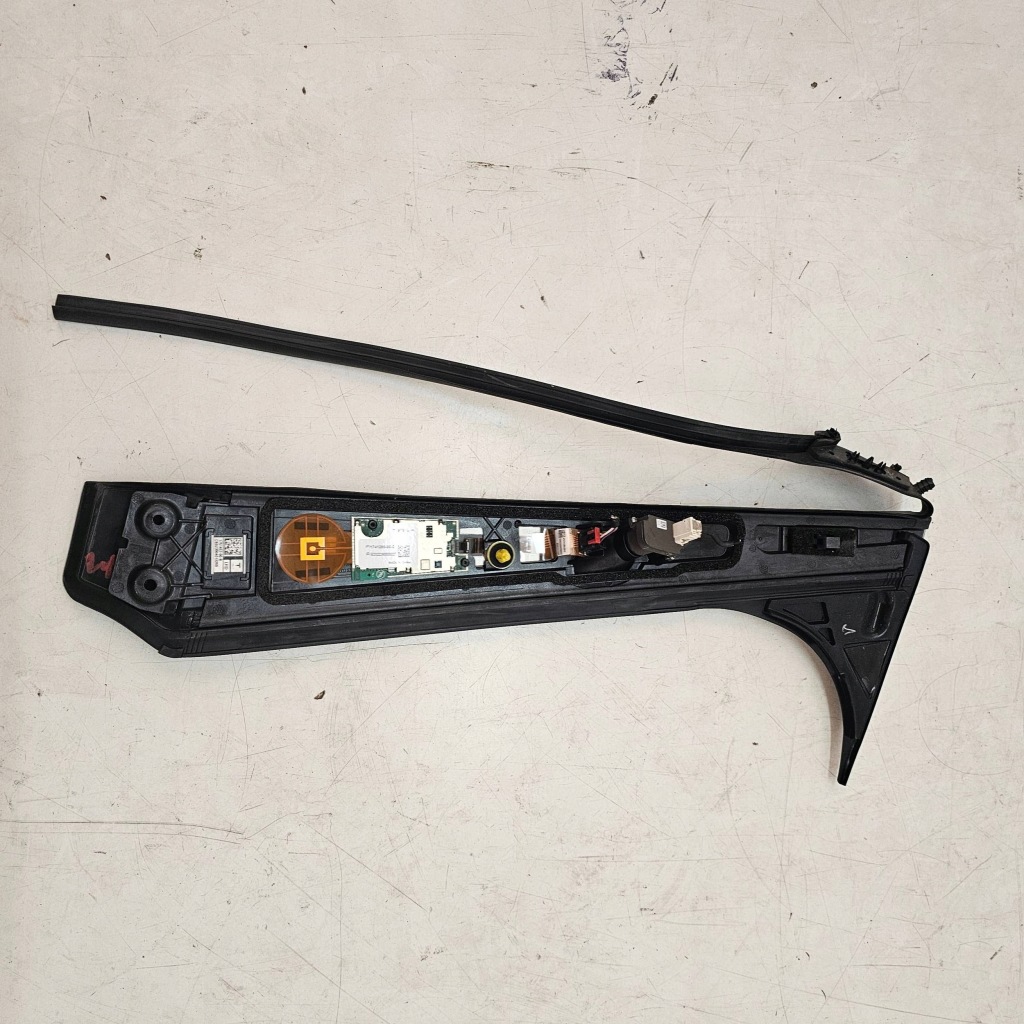 фото №8, Молдинг защита стойка камера левая tesla x plaid 2022r 1751462-00-b