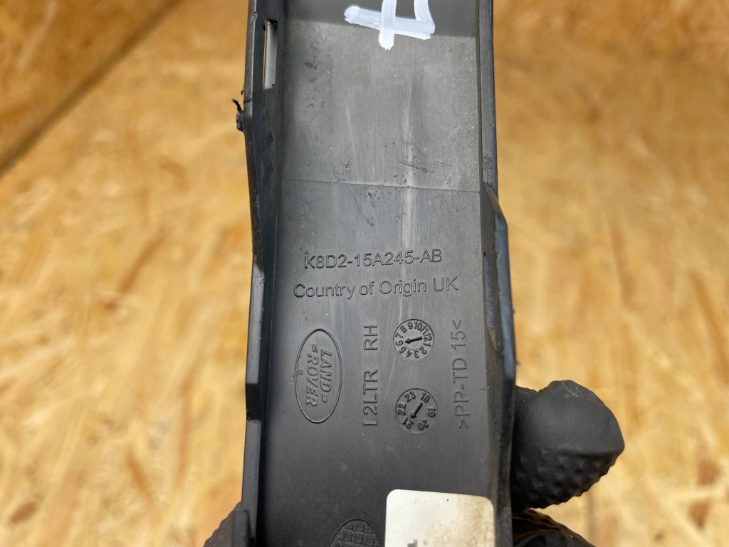 Молдинг накладка заглушка бампера перед права rr evoque l551 k8d2-15a245-ab Зі Шроту