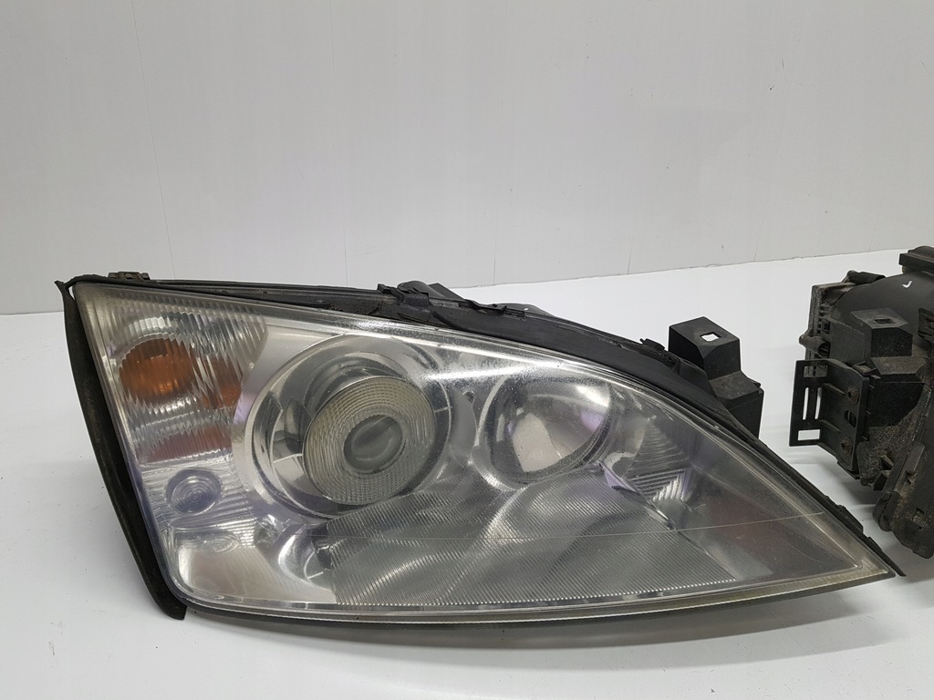 фото №1, Лампа правая передняя ford mondeo mk3 0301174272