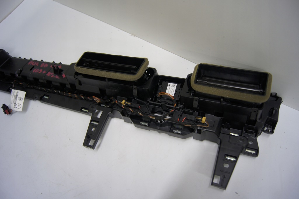 фото №9, Решітка обдув годинник passat b8 kombi