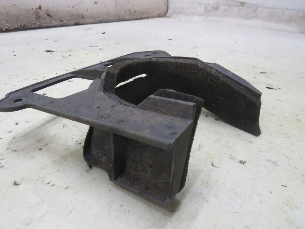 Накладка полуось правый  перед audi a4 b8 рестайлинг в Украине