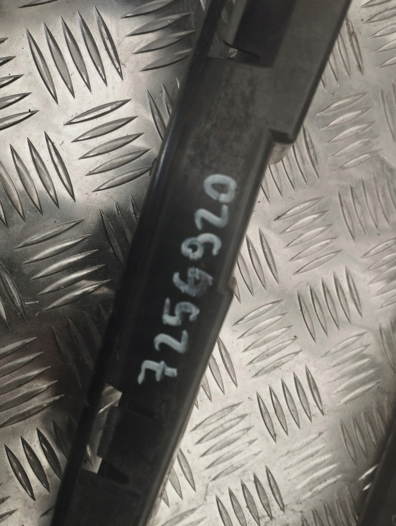 фото №8, Bmw f30 f31 напрямна кронштейн кронштейн правий 7256920 7256918 7256916