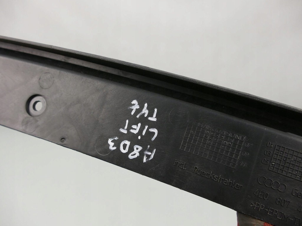 фото №10, Audi a8 d3 lift молдинг бампера задняя отражатель