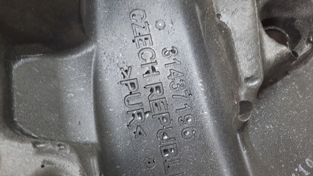 фото №12, Volvo xc60 xc70 v70 d5 кришка двигуна 31437196