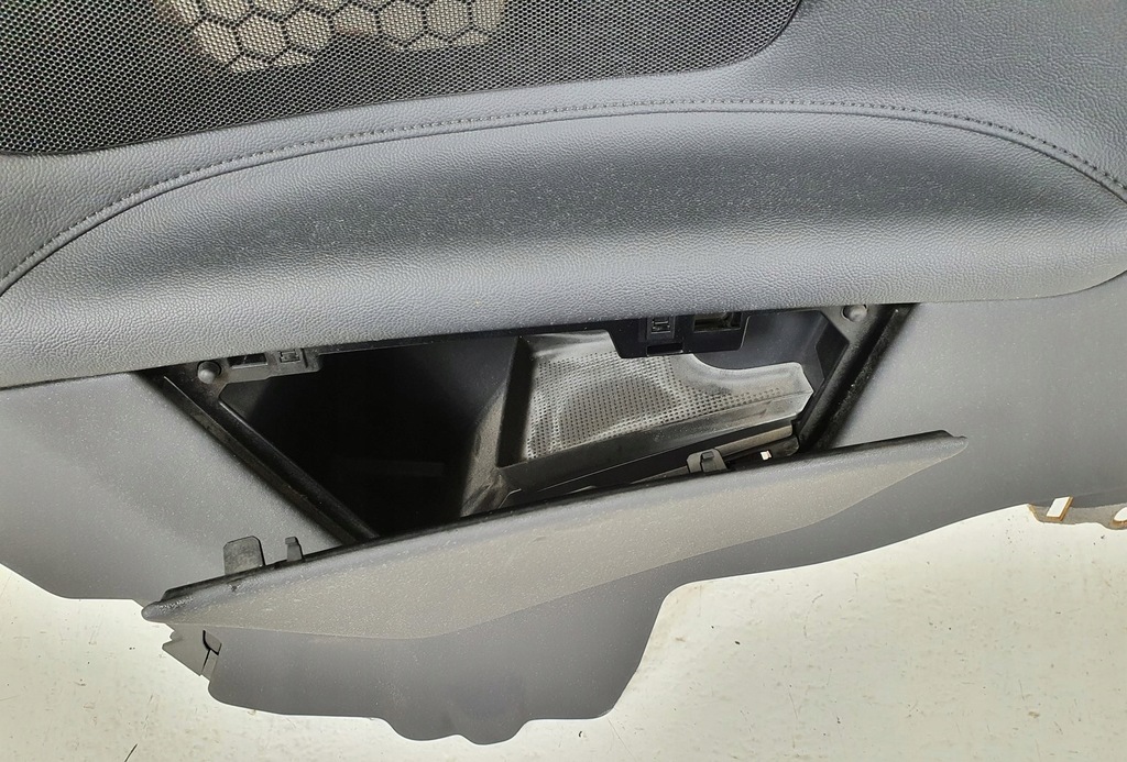 фото №6, Оббивка обшивка лівий задня volvo c70 ii 39888365