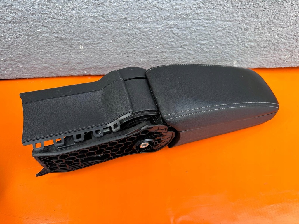 фото №1, Skoda rapid 6v0864207a подлокотник оригинал europa