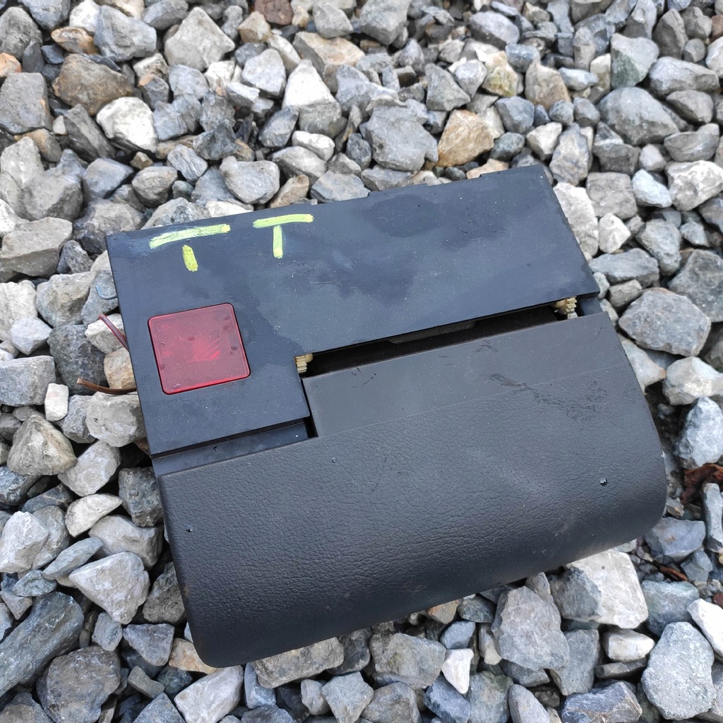 фото №1, Пепельница audi tt 8n0857951