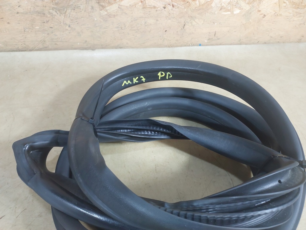 фото №3, Fiesta mk7 прокладка двері правий перед 5 двері