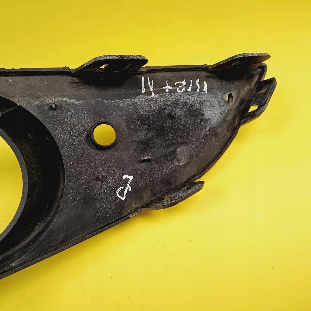 Решётка бампера противотуманной фары правый  перед opel astra h рестайлинг  13225765 nr66 с Разборки