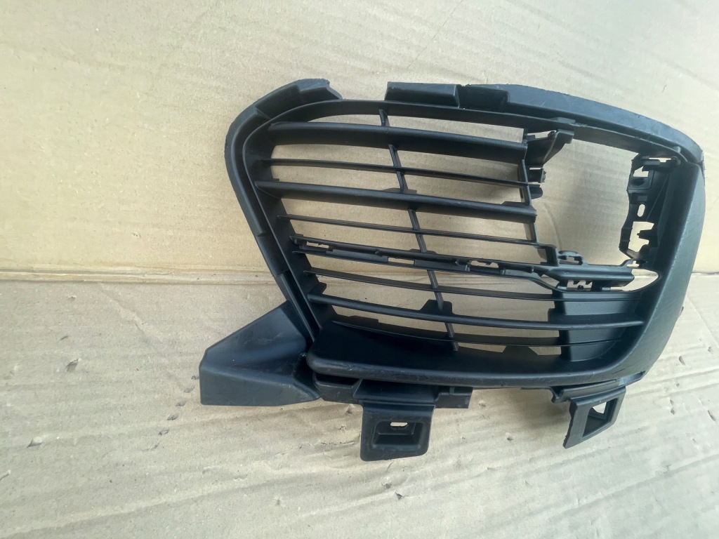 фото №1, Peugeot 308 правая решётка бампера перед передняя