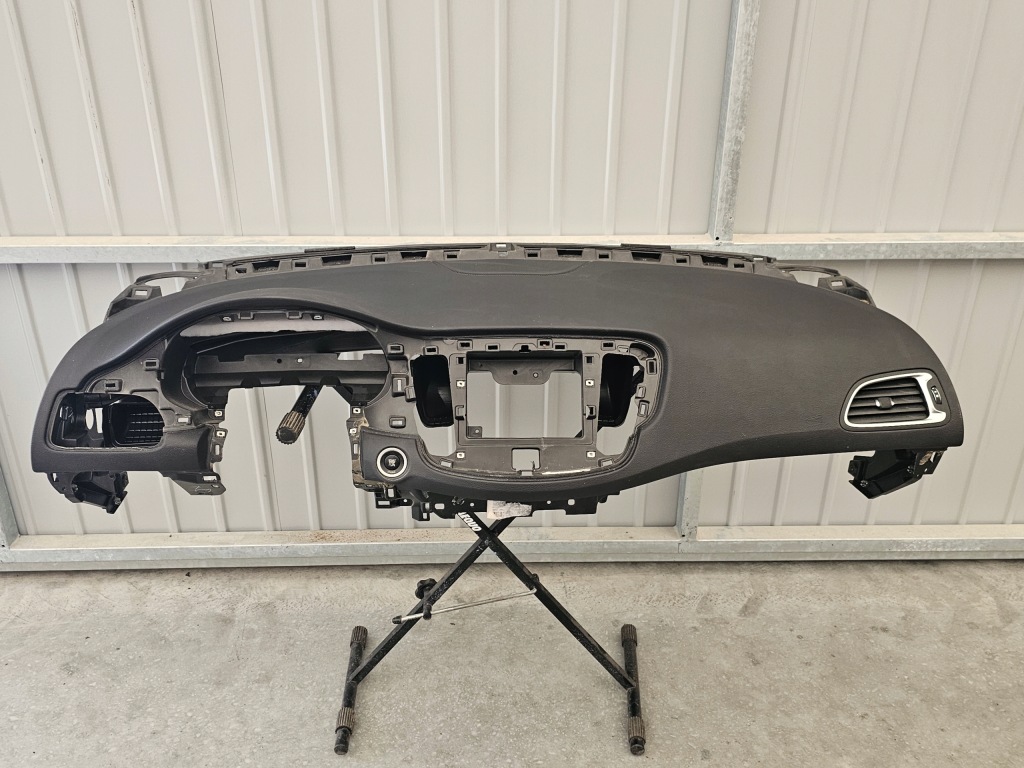 фото №1, Chrysler 200 15- приборная панель приборная подушка 1471191xw1 usa
