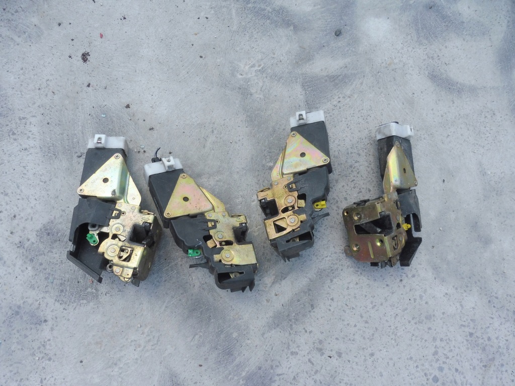 фото №1, Space star 1.6 1998 98 замок дверь 2pin