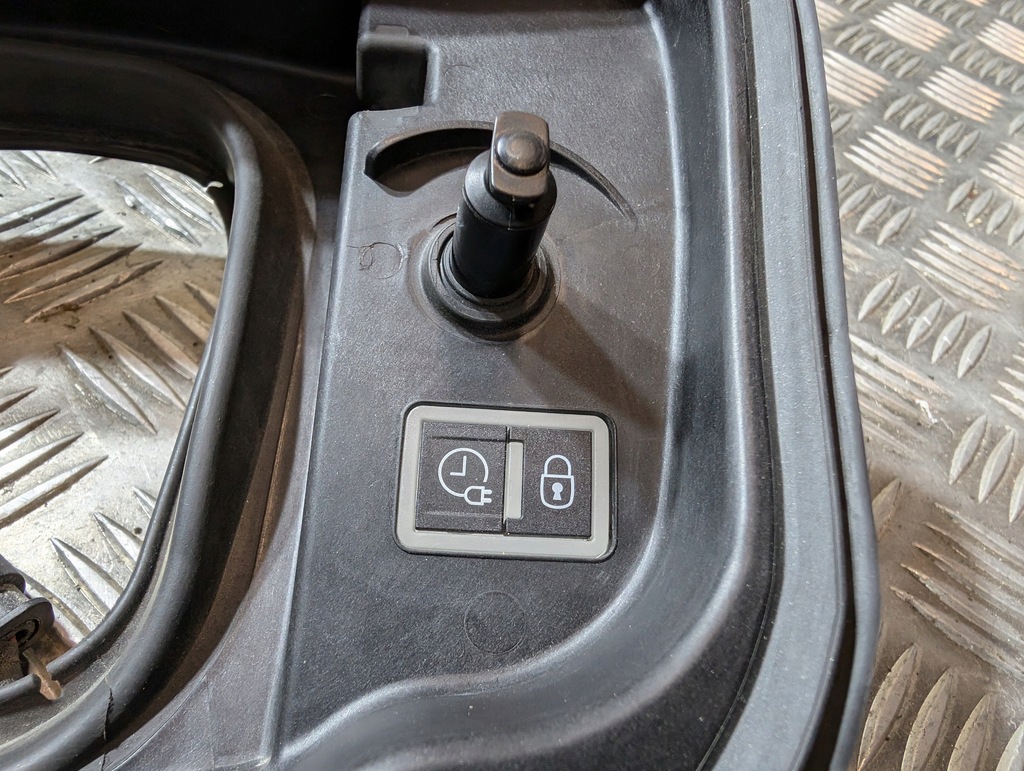 фото №8, Крышка защита разъём зарядки citroen e-berlingo 9835930680